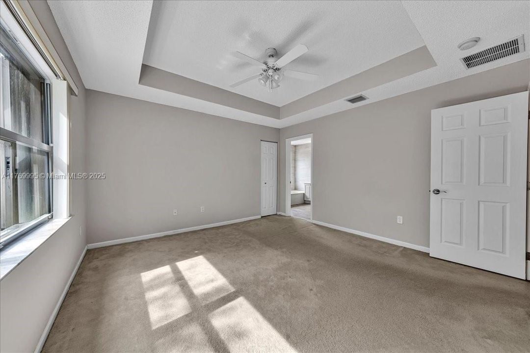 Vendido Recientemente: $680,000 (4 camas, 2 baños, 2054 Pies cuadrados)