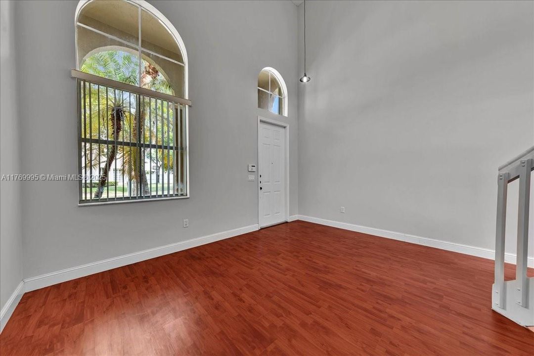 Vendido Recientemente: $680,000 (4 camas, 2 baños, 2054 Pies cuadrados)