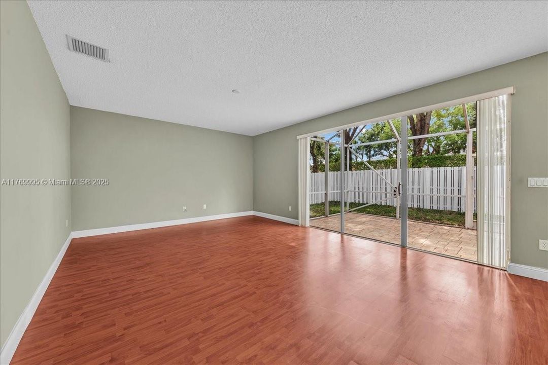 Vendido Recientemente: $680,000 (4 camas, 2 baños, 2054 Pies cuadrados)