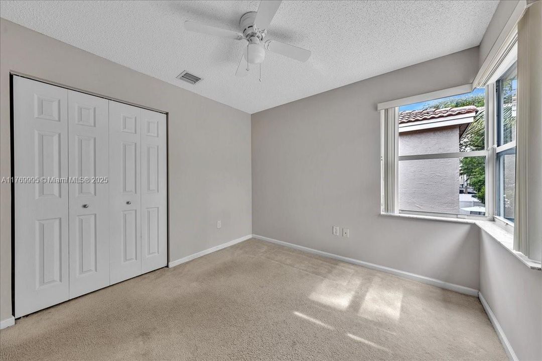 Vendido Recientemente: $680,000 (4 camas, 2 baños, 2054 Pies cuadrados)