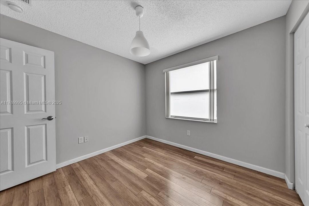 Vendido Recientemente: $680,000 (4 camas, 2 baños, 2054 Pies cuadrados)