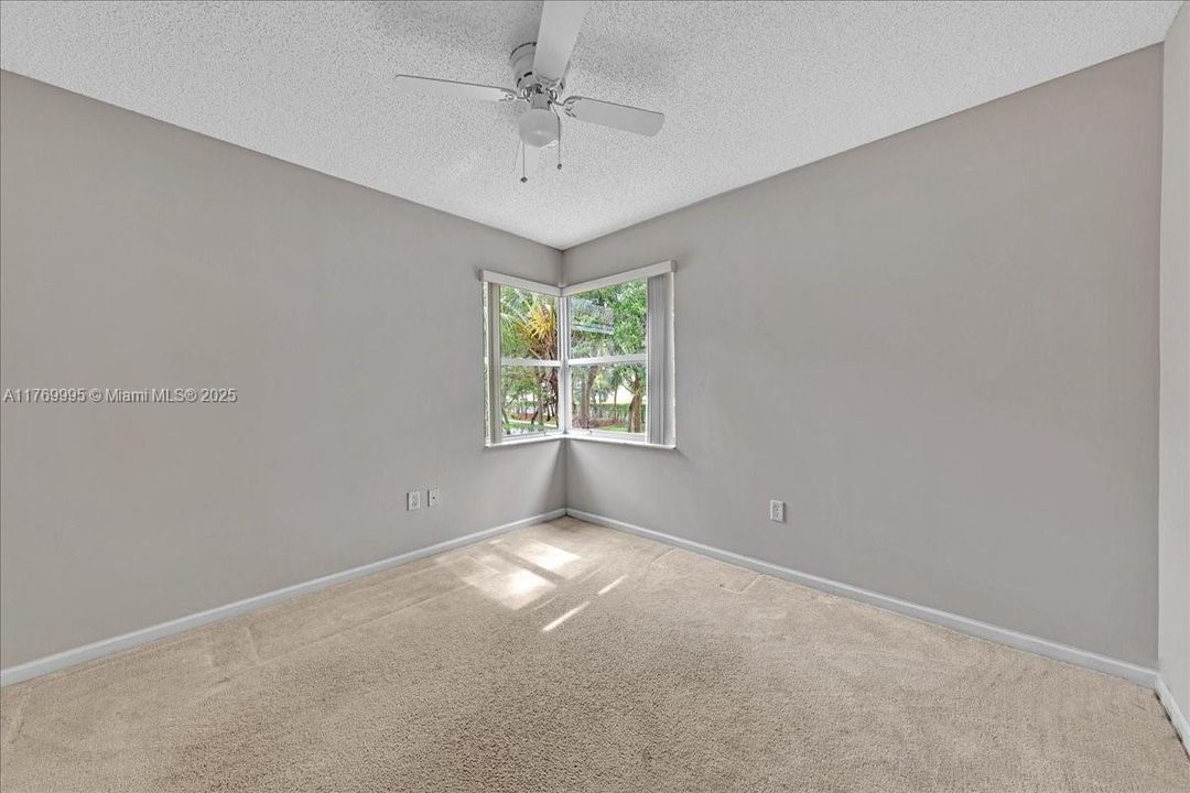 Vendido Recientemente: $680,000 (4 camas, 2 baños, 2054 Pies cuadrados)