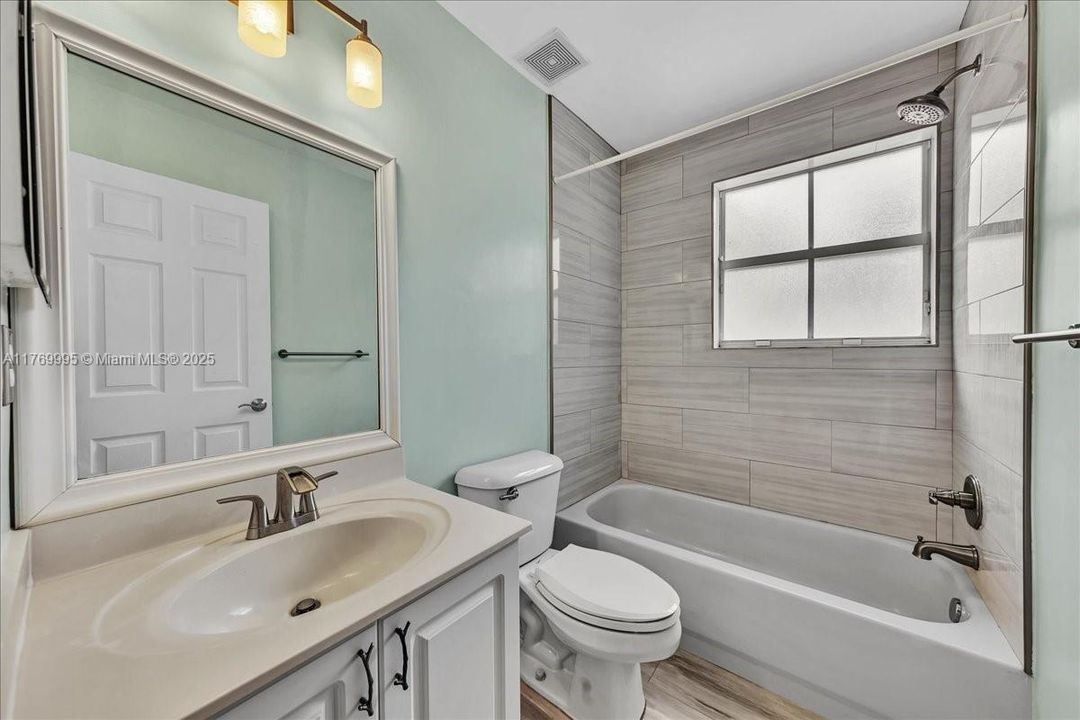 Vendido Recientemente: $680,000 (4 camas, 2 baños, 2054 Pies cuadrados)