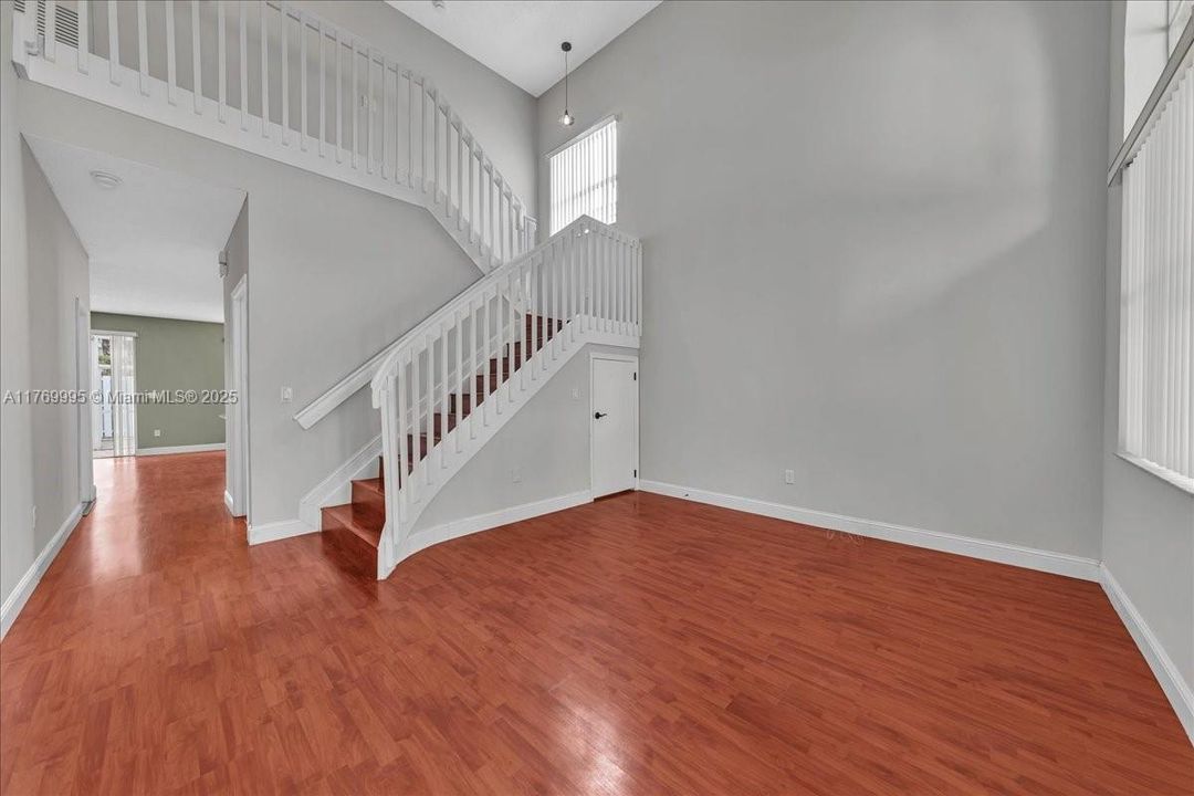 Vendido Recientemente: $680,000 (4 camas, 2 baños, 2054 Pies cuadrados)