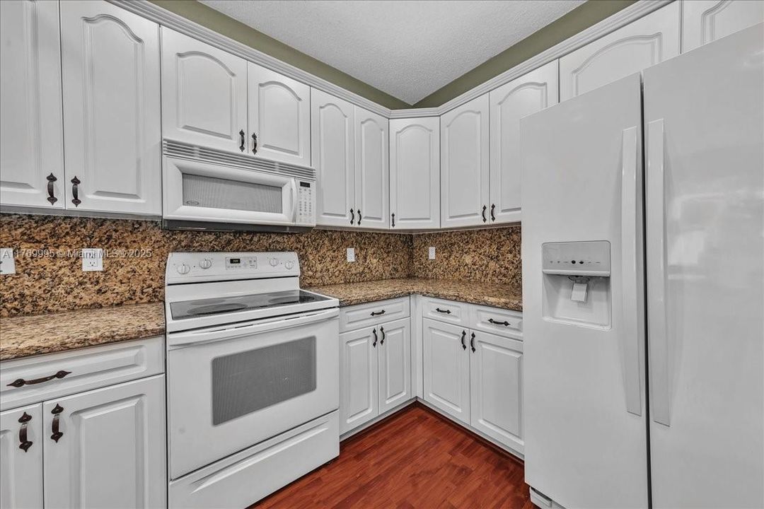 Vendido Recientemente: $680,000 (4 camas, 2 baños, 2054 Pies cuadrados)