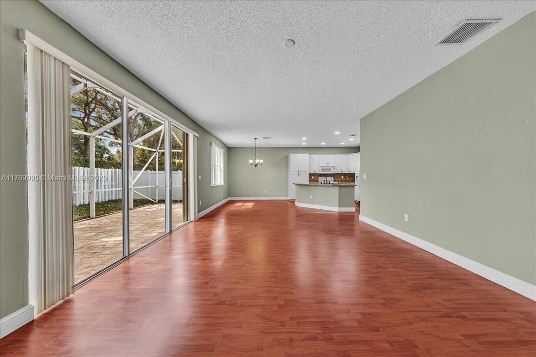 Vendido Recientemente: $680,000 (4 camas, 2 baños, 2054 Pies cuadrados)