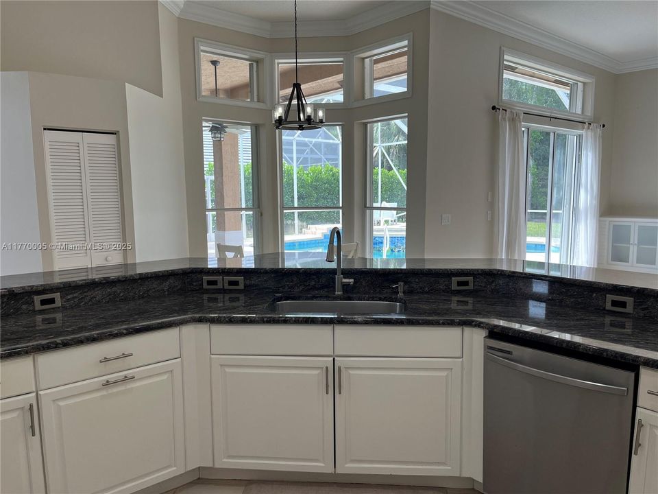 Recientemente alquilado: $5,800 (5 camas, 3 baños, 2815 Pies cuadrados)