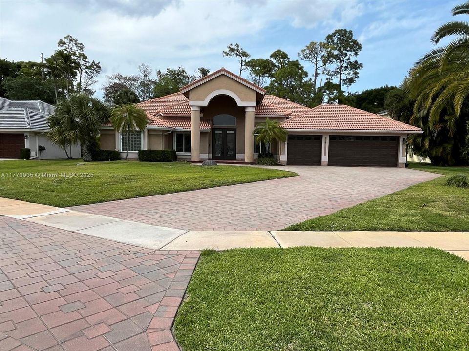 Recientemente alquilado: $5,800 (5 camas, 3 baños, 2815 Pies cuadrados)