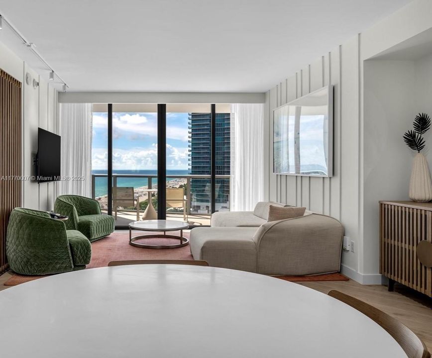 Recently Sold: $3,875,000 (2 beds, 2 baths, 1543 Square Feet)