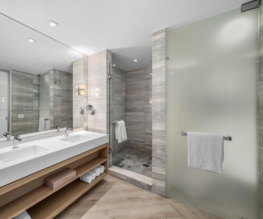 Recently Sold: $3,875,000 (2 beds, 2 baths, 1543 Square Feet)