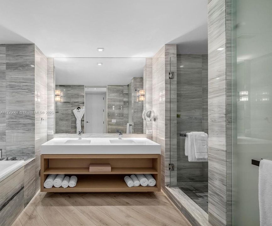 Recently Sold: $3,875,000 (2 beds, 2 baths, 1543 Square Feet)