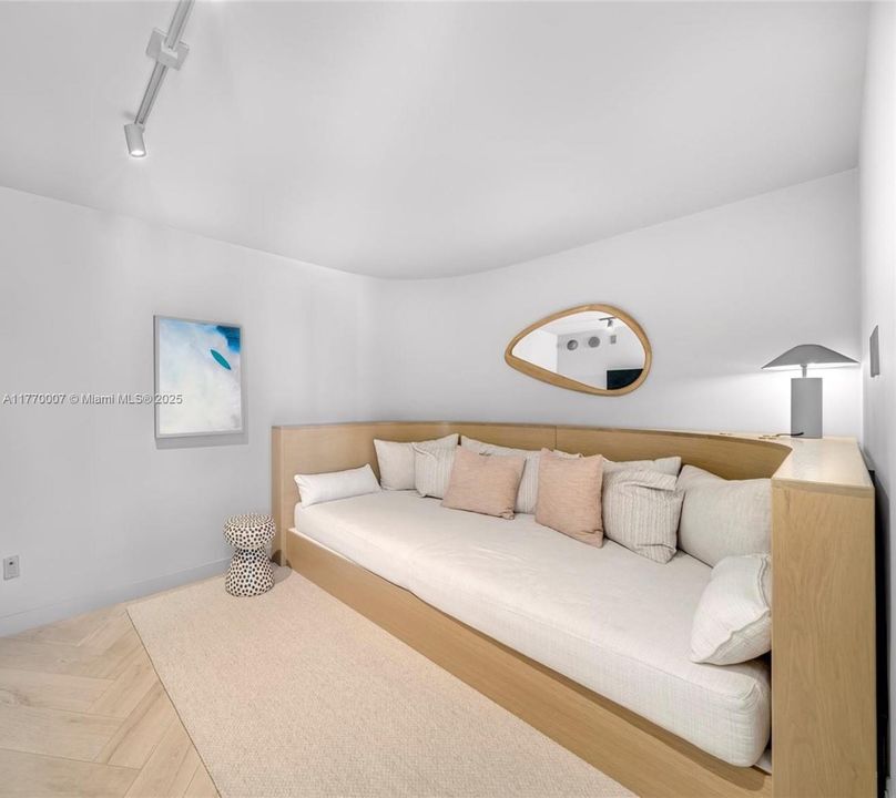 Recently Sold: $3,875,000 (2 beds, 2 baths, 1543 Square Feet)