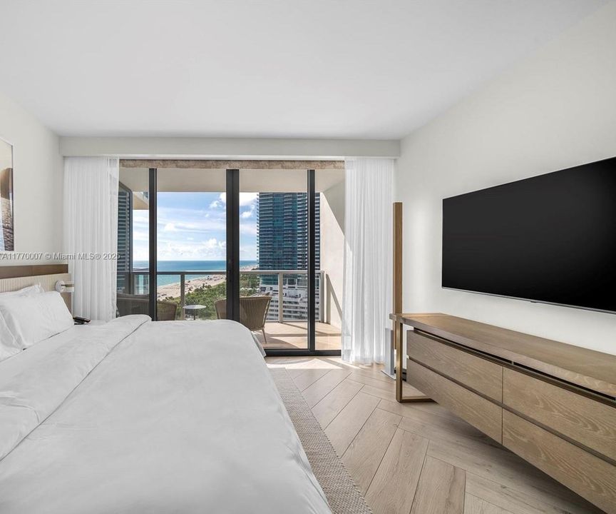 Recently Sold: $3,875,000 (2 beds, 2 baths, 1543 Square Feet)