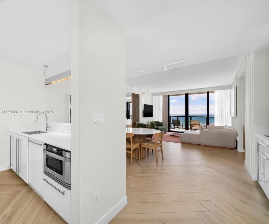 Recently Sold: $3,875,000 (2 beds, 2 baths, 1543 Square Feet)