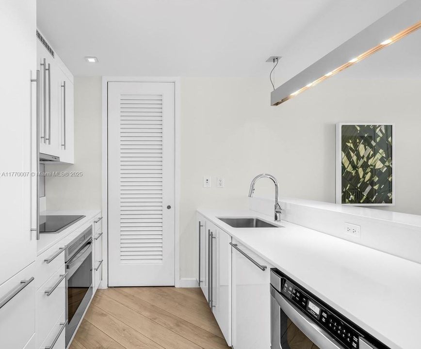 Recently Sold: $3,875,000 (2 beds, 2 baths, 1543 Square Feet)