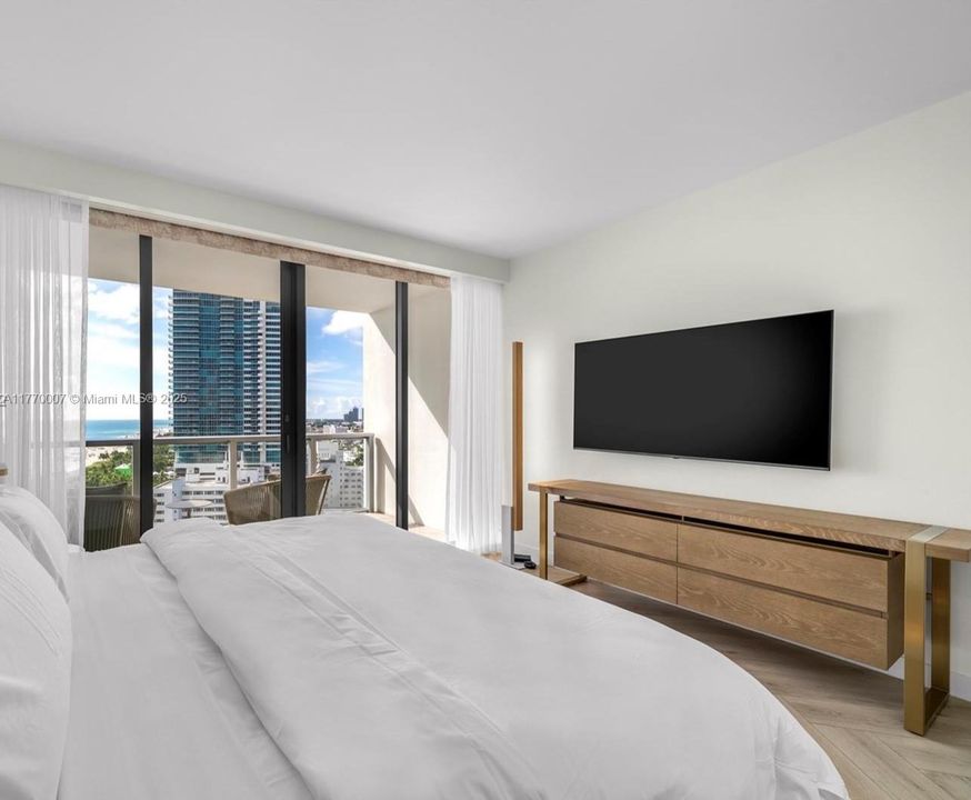 Recently Sold: $3,875,000 (2 beds, 2 baths, 1543 Square Feet)