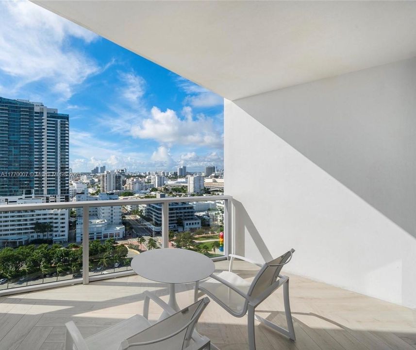Recently Sold: $3,875,000 (2 beds, 2 baths, 1543 Square Feet)