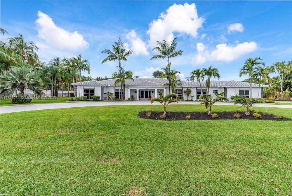 Недавно продано: $1,600,000 (4 спален, 4 ванн, 4433 Квадратных фут)