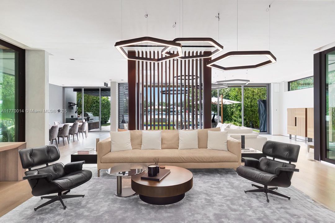 Recently Rented: $85,000 (5 beds, 5 baths, 5563 Square Feet)