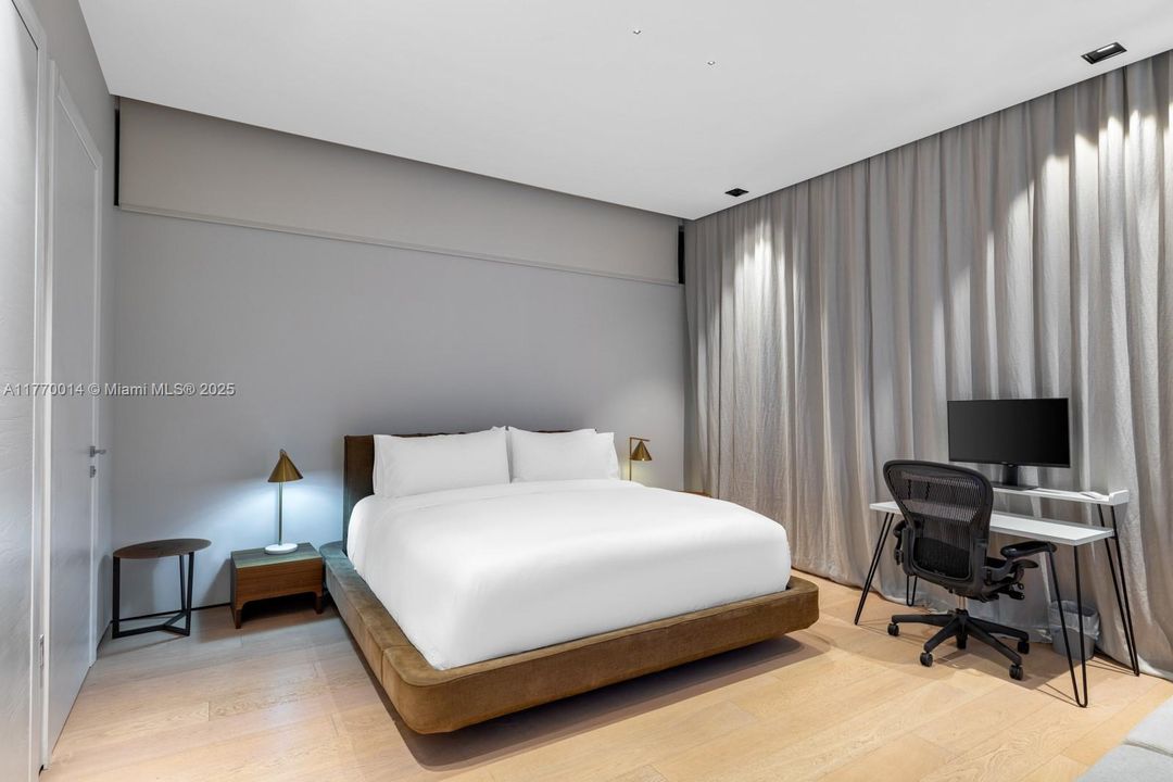 Recently Rented: $85,000 (5 beds, 5 baths, 5563 Square Feet)