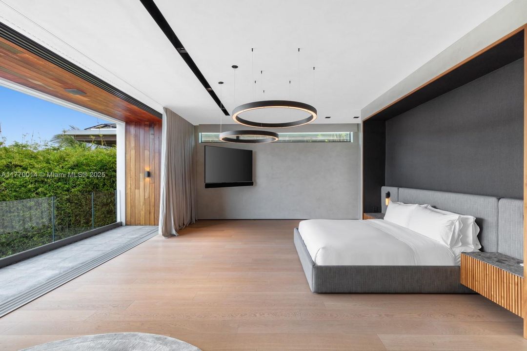 Recently Rented: $85,000 (5 beds, 5 baths, 5563 Square Feet)