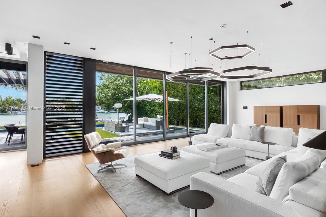 Recently Rented: $85,000 (5 beds, 5 baths, 5563 Square Feet)