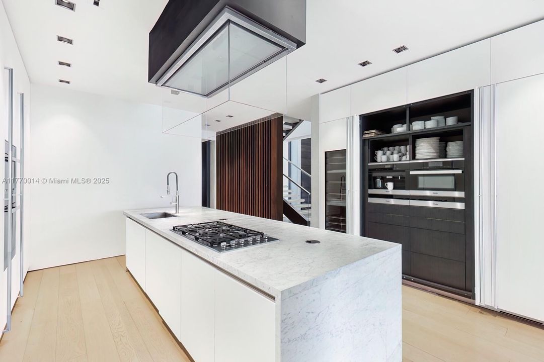 Recently Rented: $85,000 (5 beds, 5 baths, 5563 Square Feet)