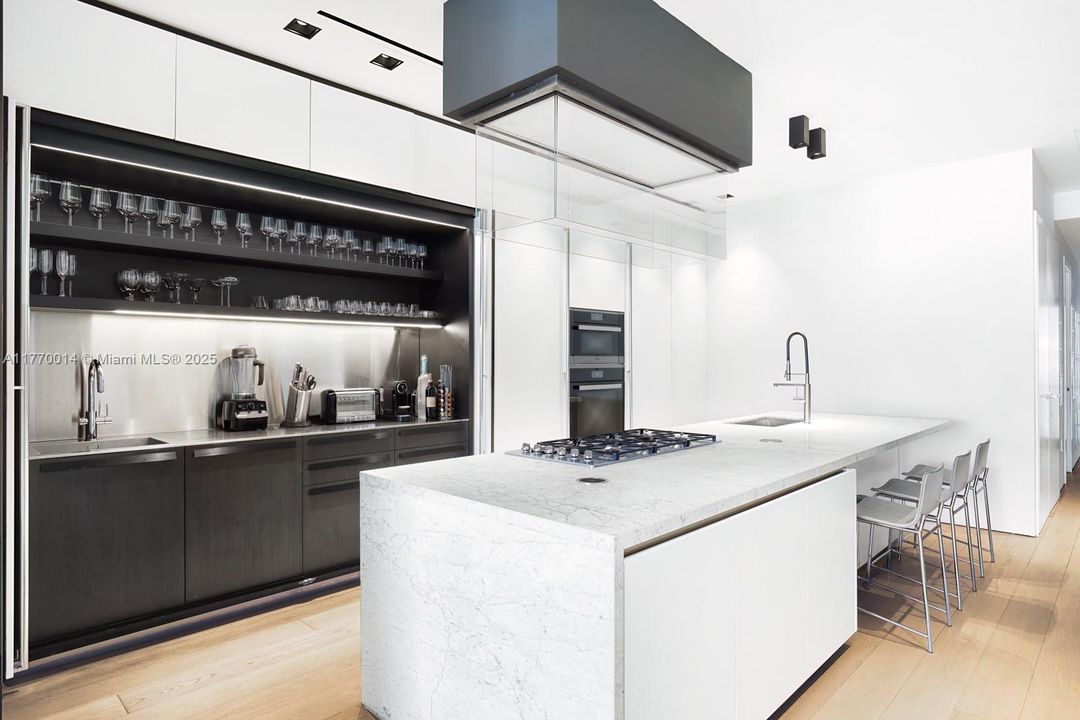 Recently Rented: $85,000 (5 beds, 5 baths, 5563 Square Feet)