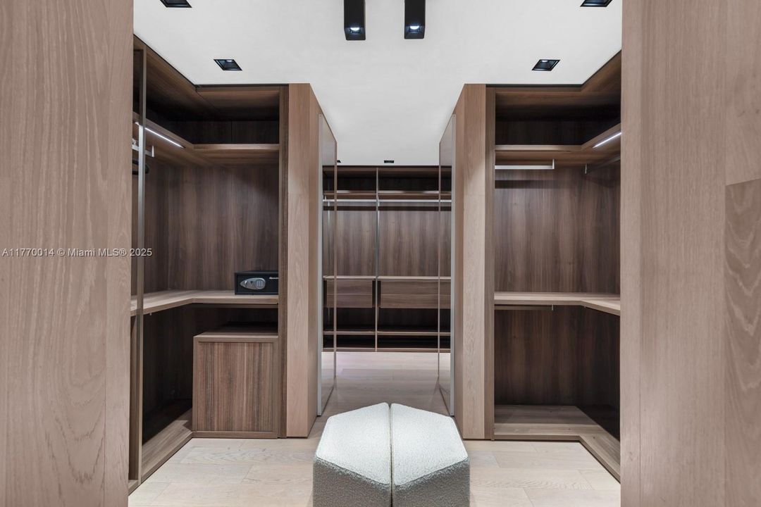 Recently Rented: $85,000 (5 beds, 5 baths, 5563 Square Feet)