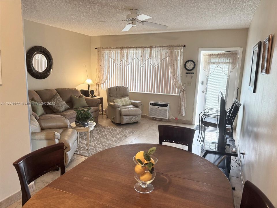 For Sale: $149,999 (1 beds, 1 baths, 785 Square Feet)