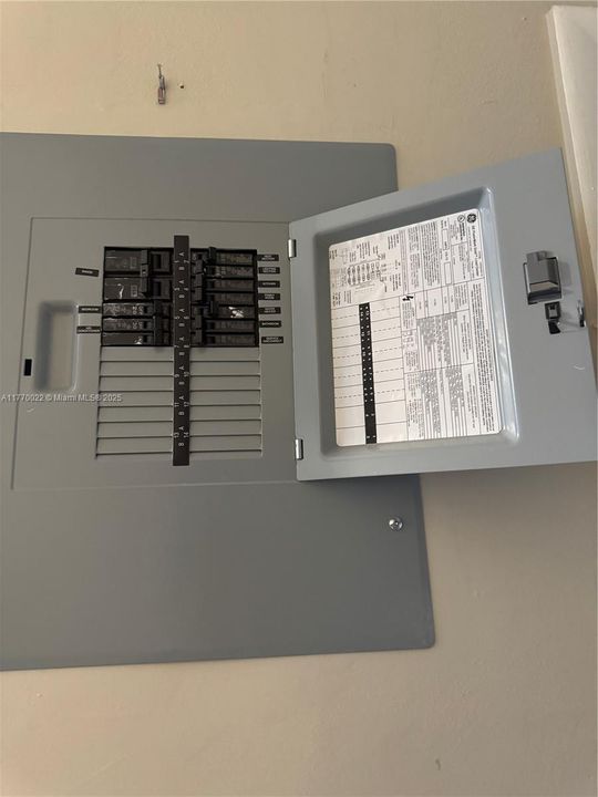 For Sale: $149,999 (1 beds, 1 baths, 785 Square Feet)