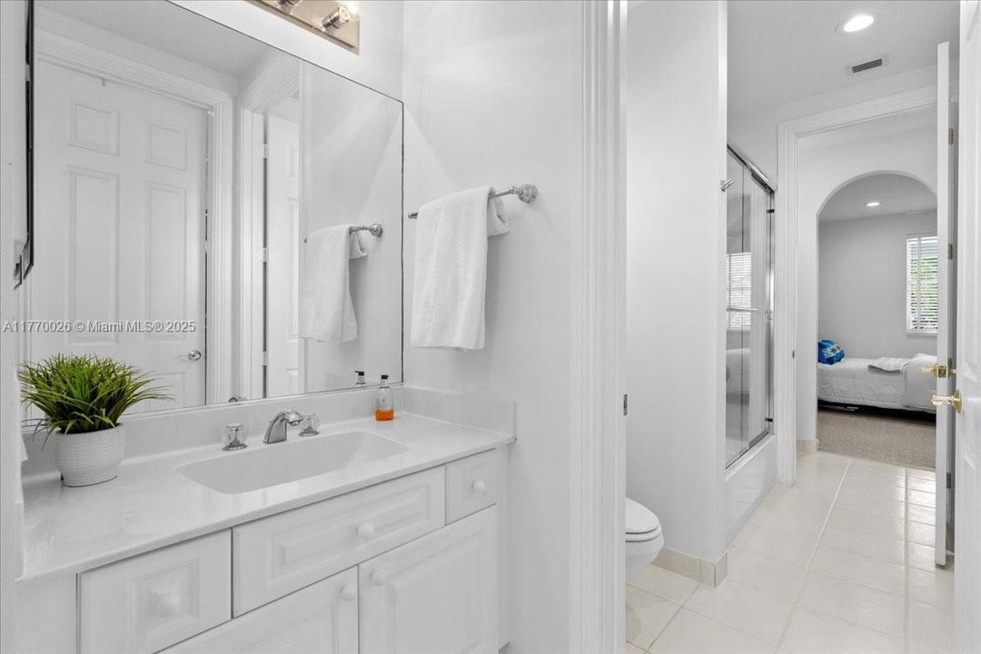 Jack & Jill Bathroom with separate sinks
