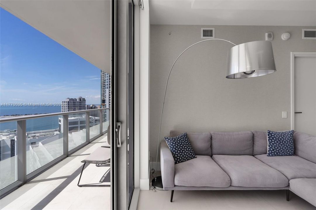 Recently Rented: $6,900 (2 beds, 2 baths, 1076 Square Feet)