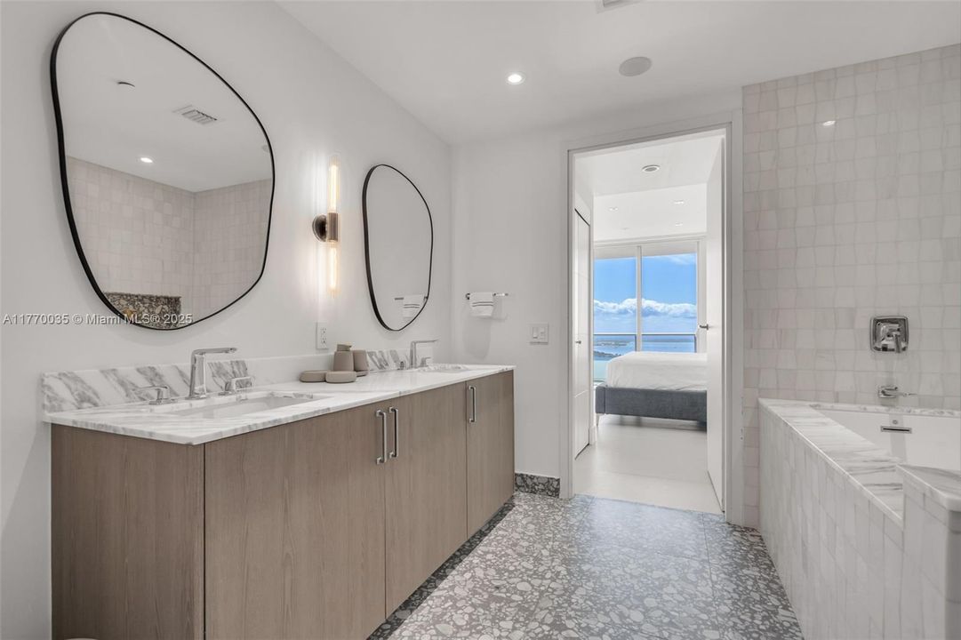 Recently Rented: $6,900 (2 beds, 2 baths, 1076 Square Feet)