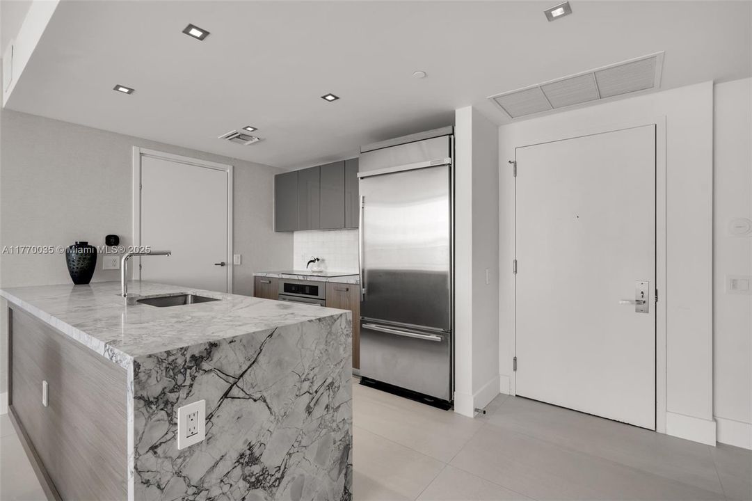 Recently Rented: $6,900 (2 beds, 2 baths, 1076 Square Feet)