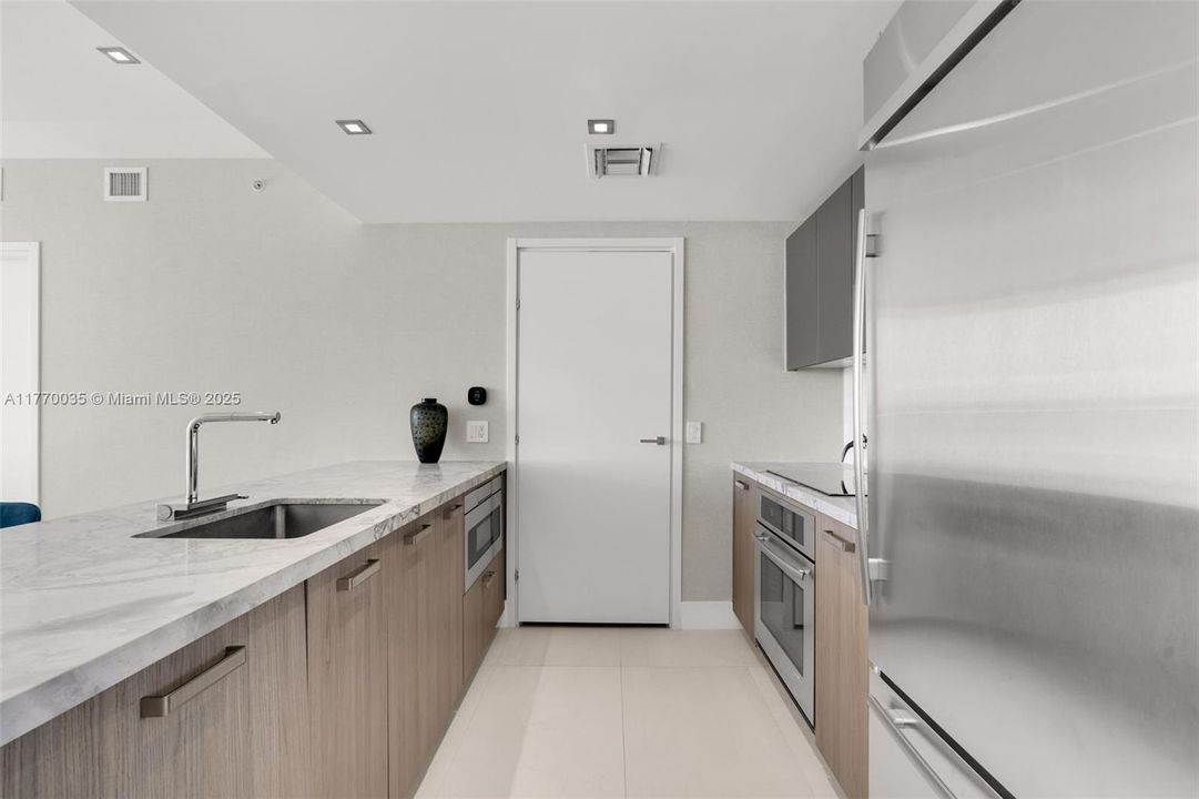 Recently Rented: $6,900 (2 beds, 2 baths, 1076 Square Feet)