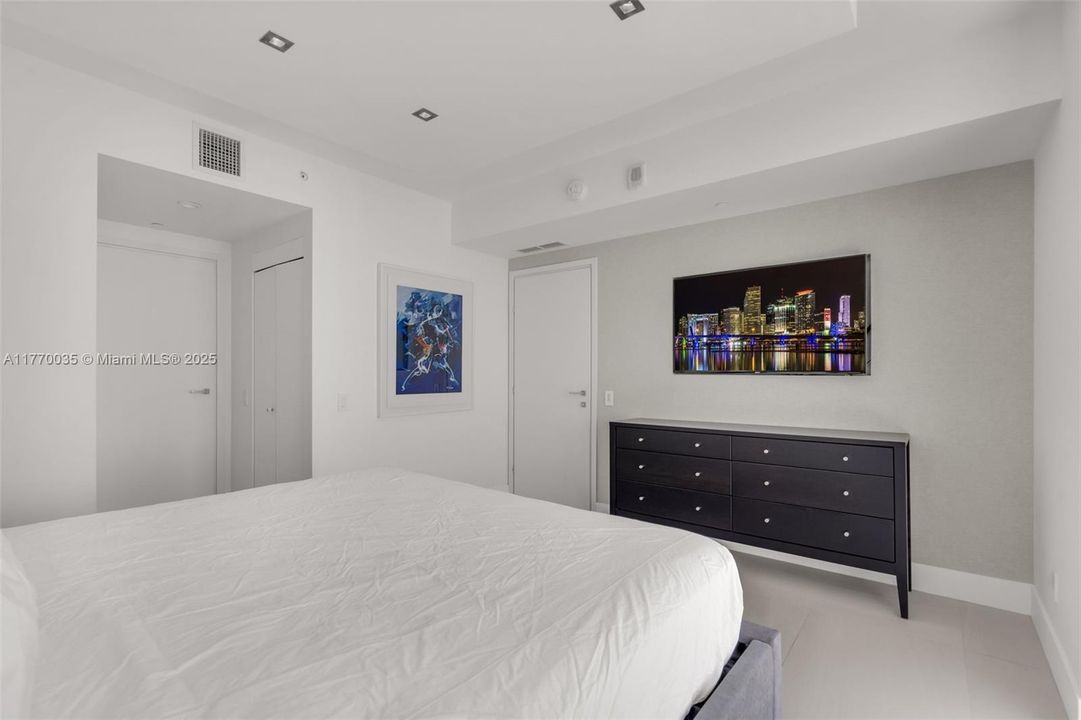 Recently Rented: $6,900 (2 beds, 2 baths, 1076 Square Feet)