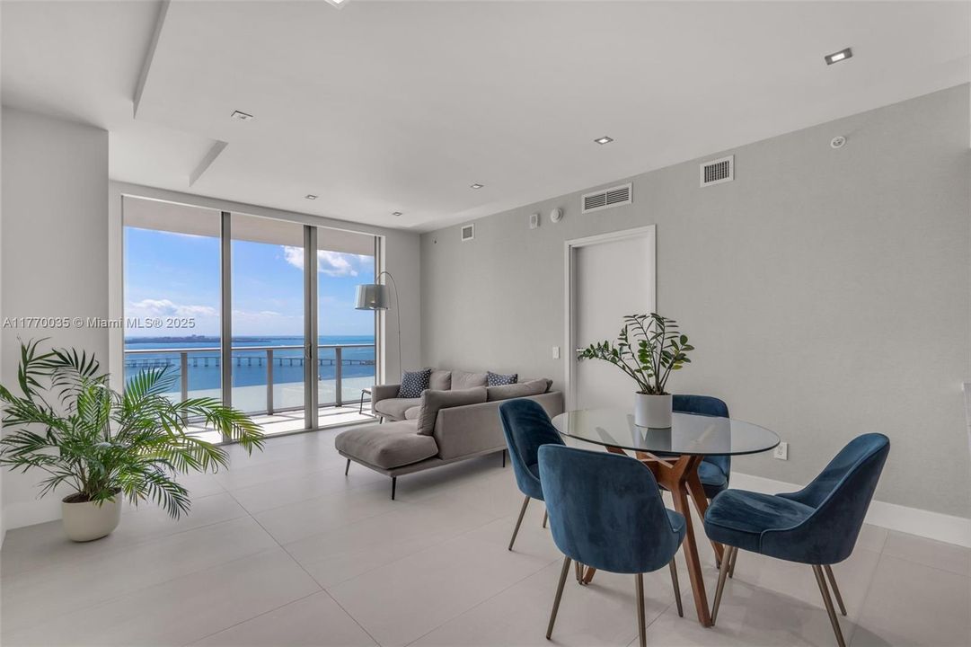 Recently Rented: $6,900 (2 beds, 2 baths, 1076 Square Feet)