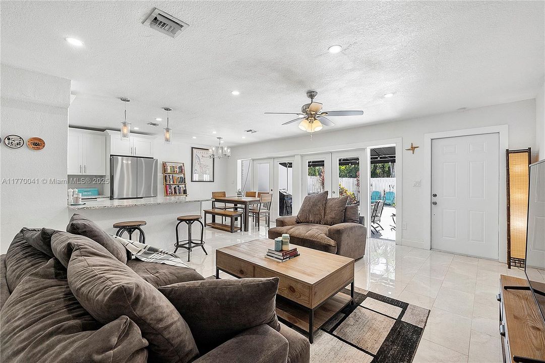 Recently Sold: $549,000 (2 beds, 1 baths, 1250 Square Feet)