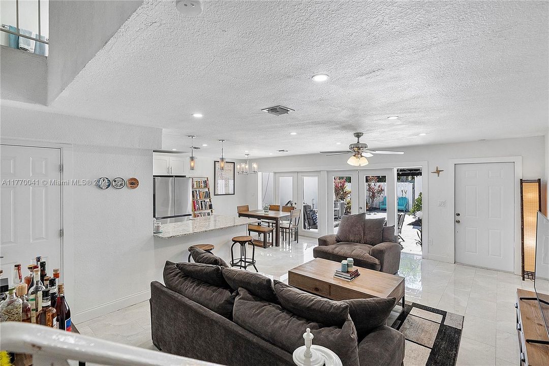 Recently Sold: $549,000 (2 beds, 1 baths, 1250 Square Feet)