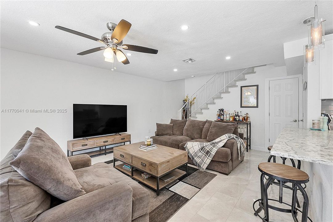 Recently Sold: $549,000 (2 beds, 1 baths, 1250 Square Feet)