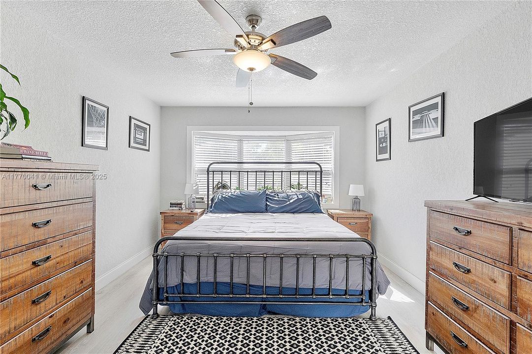 Recently Sold: $549,000 (2 beds, 1 baths, 1250 Square Feet)