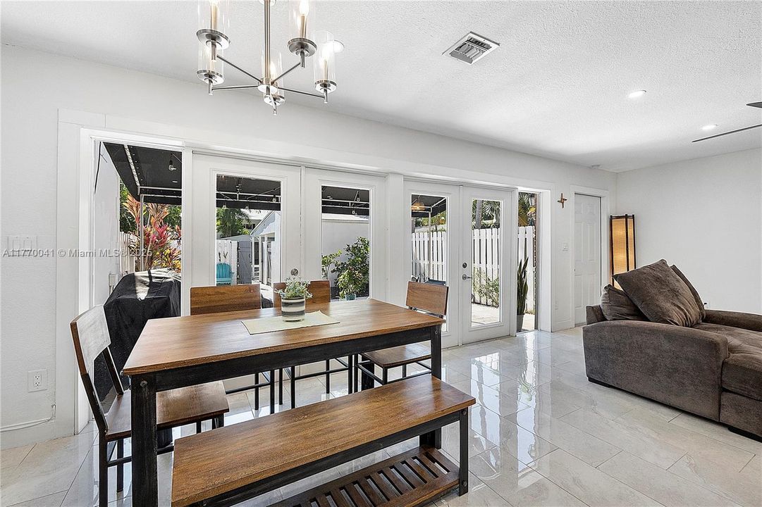 Recently Sold: $549,000 (2 beds, 1 baths, 1250 Square Feet)