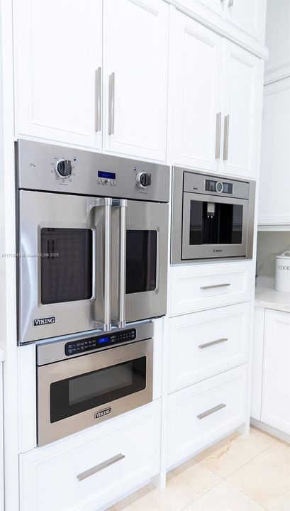 Recently Sold: $2,399,000 (4 beds, 4 baths, 4006 Square Feet)