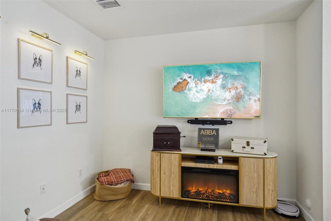 最近售出: $499,999 (3 贝兹, 3 浴室, 1332 平方英尺)