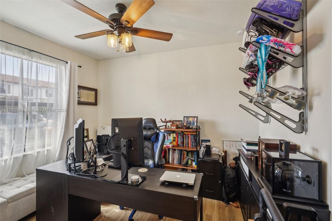 最近售出: $499,999 (3 贝兹, 3 浴室, 1332 平方英尺)