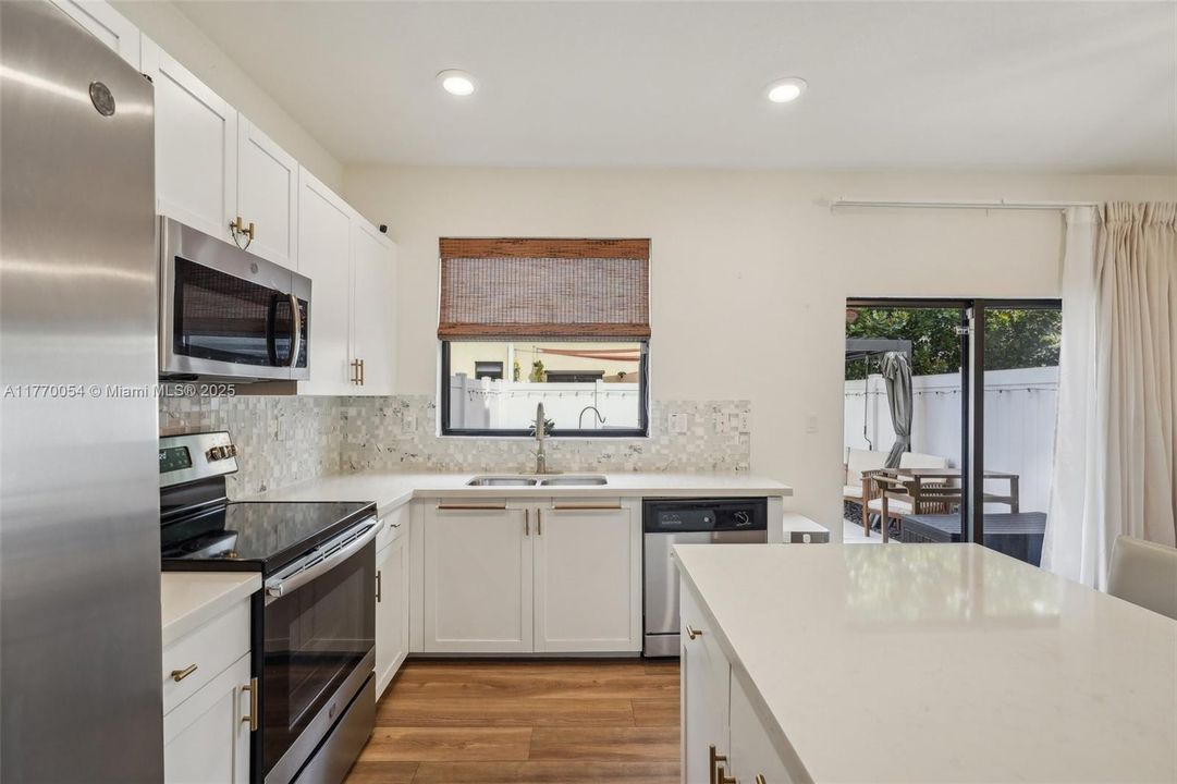 最近售出: $499,999 (3 贝兹, 3 浴室, 1332 平方英尺)