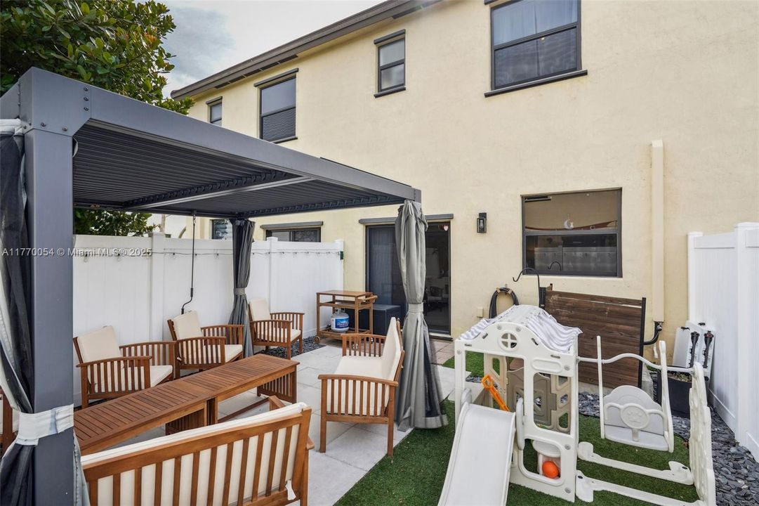 最近售出: $499,999 (3 贝兹, 3 浴室, 1332 平方英尺)