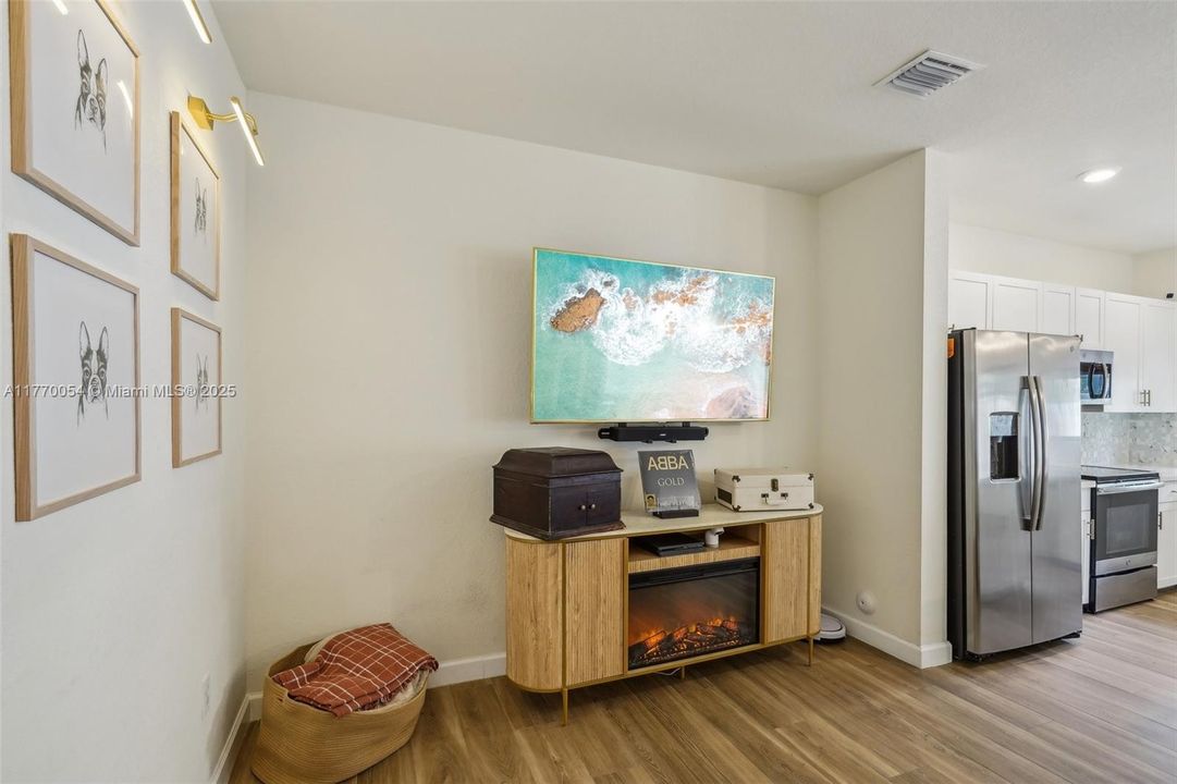 最近售出: $499,999 (3 贝兹, 3 浴室, 1332 平方英尺)