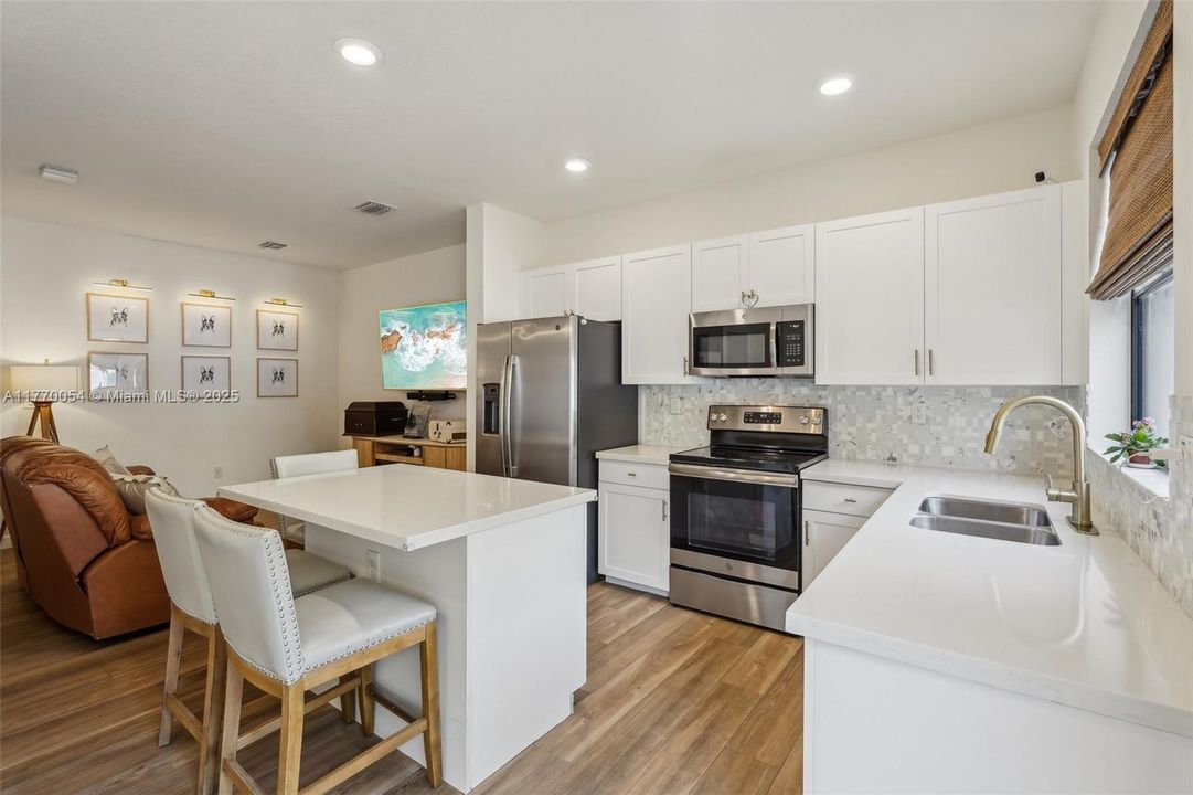 最近售出: $499,999 (3 贝兹, 3 浴室, 1332 平方英尺)